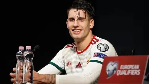 米兰新赛季主场球衣亮相：神秘恶魔图案点缀红黑条纹，红白队徽璀璨夺目